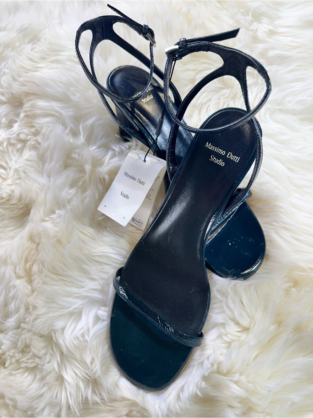 Massimo Dutti Studio Patent Leather Sandals
FW/24 Collection • Size EU 39